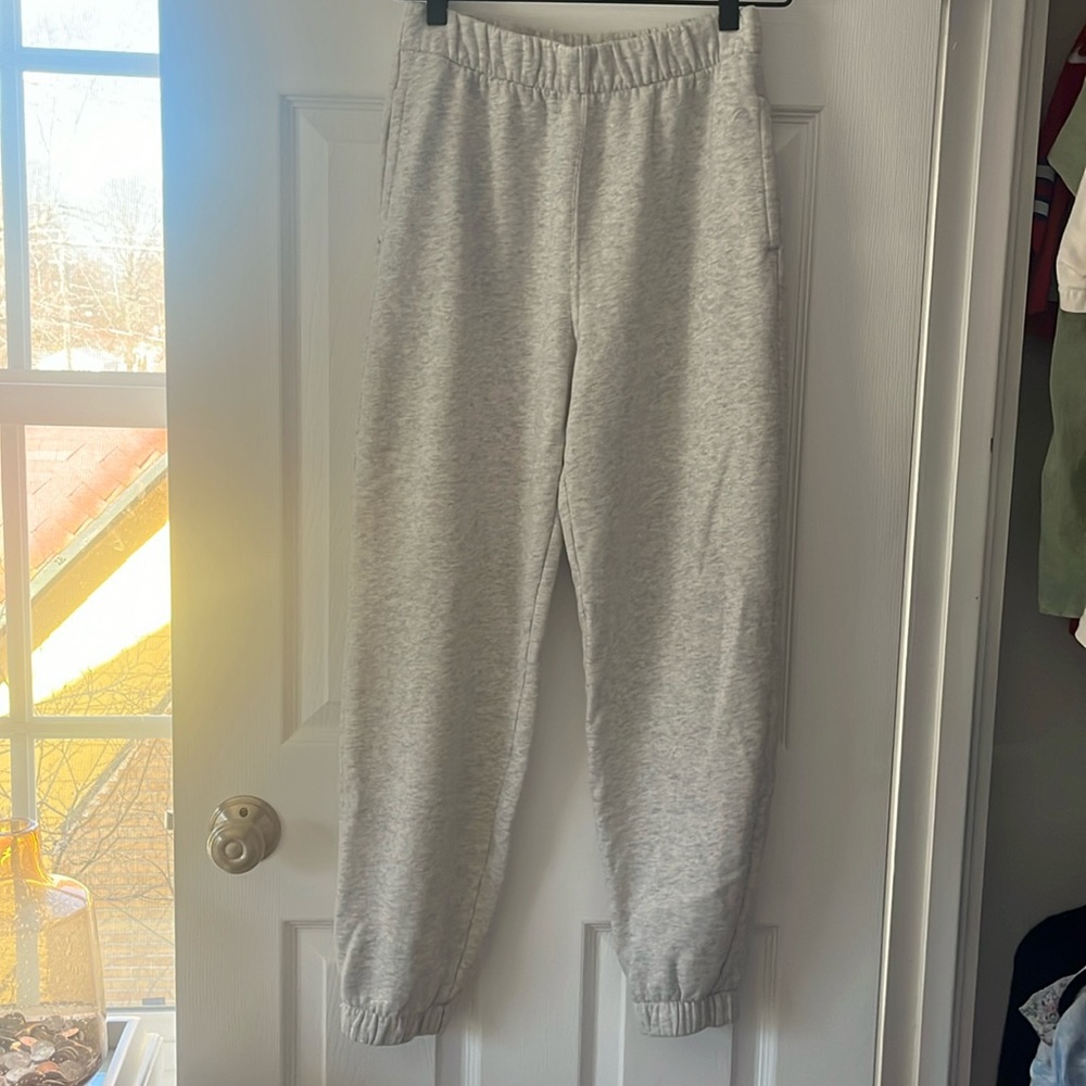 Hollister feel good adjustable high rise fleece dad joggers, size XS, light grey